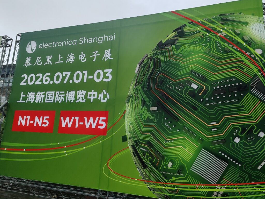 场馆外的大型海报